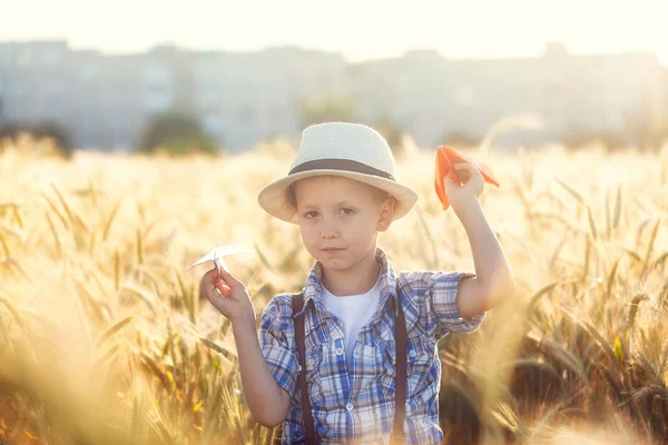 Bambino Che Gioca Con Carta Aeroplano Sogna Viaggiare Giorno Estate — Foto Stock