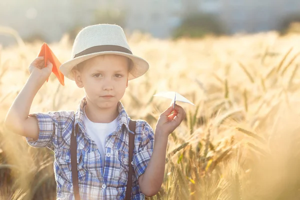 Bambino Che Gioca Con Carta Aeroplano Sogna Viaggiare Giorno Estate — Foto Stock