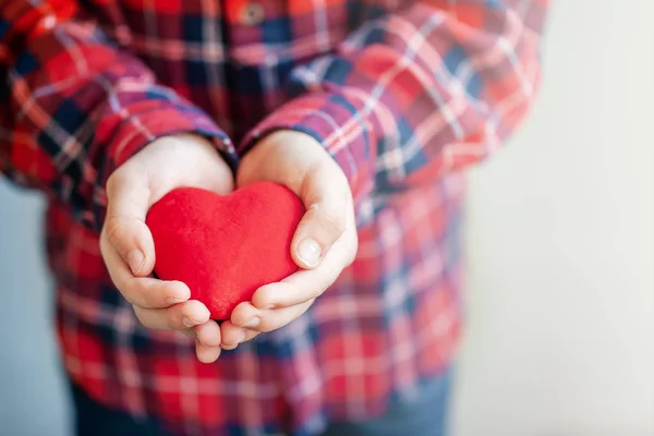 Παιδικά Χέρια Δίνοντας Κόκκινη Καρδιά Και Αγάπη Για Ημέρα Του — Φωτογραφία Αρχείου