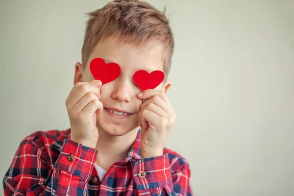 Carino Dolce Ragazzo Tenendo Rosso Amore Cuori Oltre Gli Occhi — Foto Stock