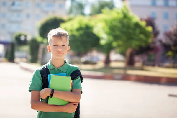 Schöner Schuljunge Einem Sonnigen Tag Freien Teenager Mit Rucksack Und — Stockfoto