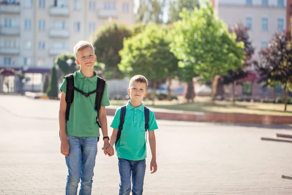 Colegiales Con Mochilas Yendo Escuela Niños Educación Ciudad —  Fotos de Stock