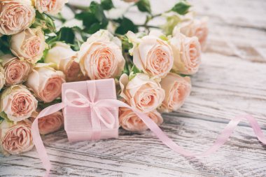 Pembe gül çiçek ve Hediyelik veya mevcut kutusu pembe arka plan. Anneler günü, Doğum günü, Sevgililer günü, Bayan gün, kutlama kavramı. Metin için yer.