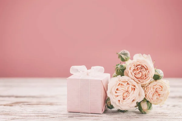 Roze Rozen Bloemen Cadeau Huidige Vak Roze Achtergrond Moeders Dag — Stockfoto