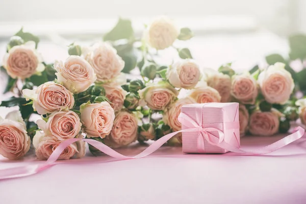 ギフトやプレゼント ボックス ピンクの背景にピンクのバラの花 母の日 誕生日 バレンタインデー 女性の日 お祝いの概念 テキストのためのスペース — ストック写真