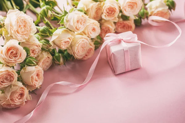 Розовые Розы Цветы Подарок Подарок Коробке Розовый Фон День Матери — стоковое фото