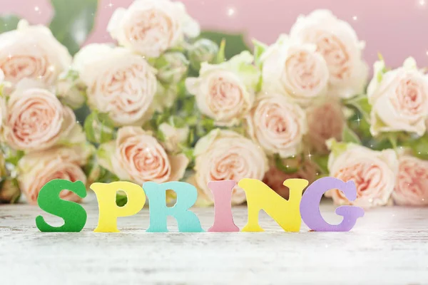 Inscripción Primavera Letras Papel Colores Con Rosas Rosadas Mesa Madera — Foto de Stock