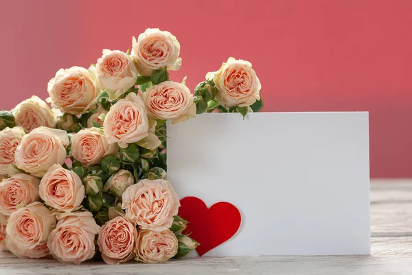 Roze Rozen Bloemen Met Gift Card Rode Papier Hart Roze — Stockfoto