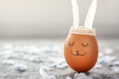 Paskalya yumurtası ve beyaz tüylü gri tablosudur kulaklara sevimli tavşan'ın dekore edilmiş.