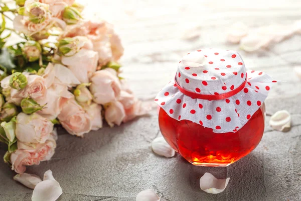 Engarrafamento Caseiro Pétalas Rosa Uma Mesa Com Buquê Rosas — Fotografia de Stock