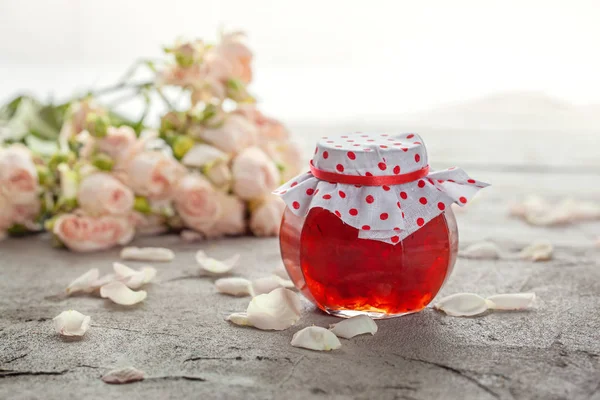 Engarrafamento Caseiro Pétalas Rosa Uma Mesa Com Buquê Rosas — Fotografia de Stock