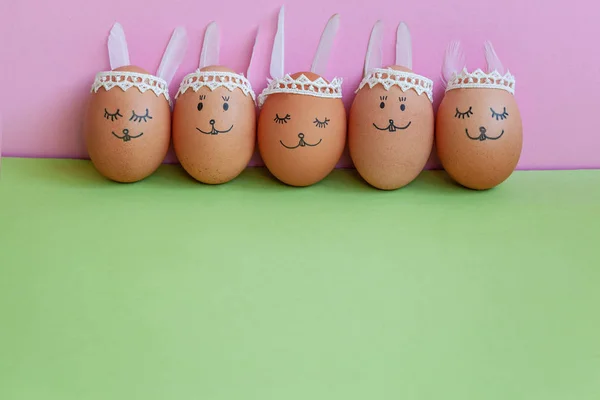 Забавные пасхальные кролики яйца на зеленом и розовом бумажном фоне с копировальным местом. Happy Easter . — стоковое фото