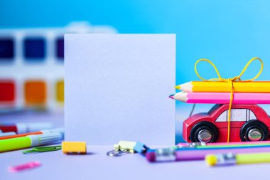 Geri okul kavramı. Okul ve ofis malzemeleri, renkli kalem, kurşun kalem, boya mavi zemin üzerine.