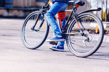 Çocuklar erken sabah yaz günü asfalt yol, bir bisiklet üzerinde.