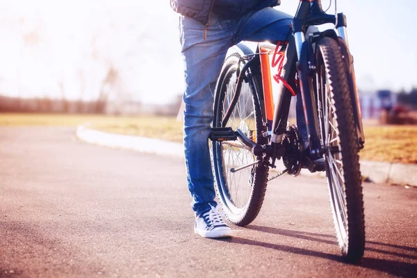 早朝夏の日にアスファルトの道路で自転車に子供. — ストック写真