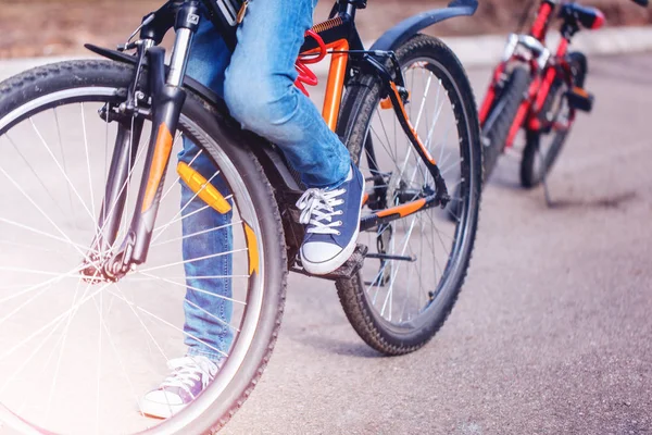 Çocuklar erken sabah yaz günü asfalt yol, bir bisiklet üzerinde.