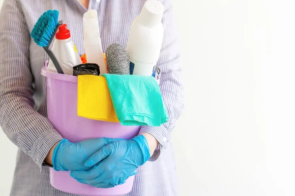 Limpiador hembra sosteniendo un cubo con suministros de limpieza . — Foto de Stock