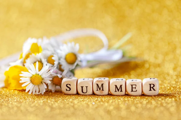 Kamomila kytice s textem v létě na žlutém pozadí. — Stock fotografie