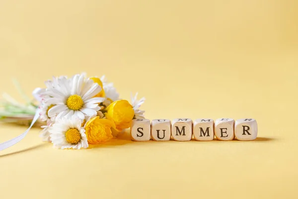 Kamomila kytice s textem v létě na žlutém pozadí. — Stock fotografie