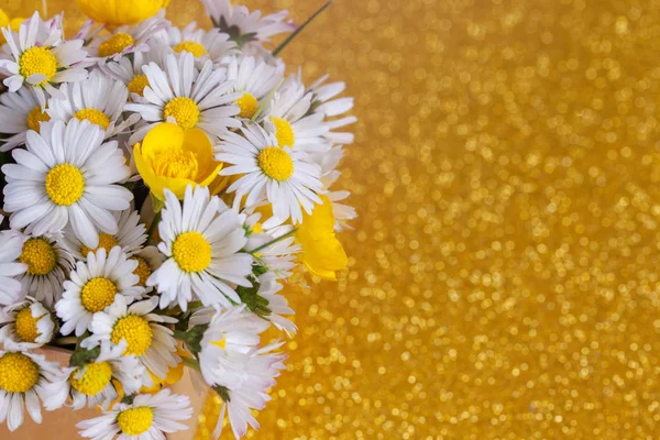 Strauß Blume Kamille auf gelbem Hintergrund. Sommerlicher Hintergrund. — Stockfoto