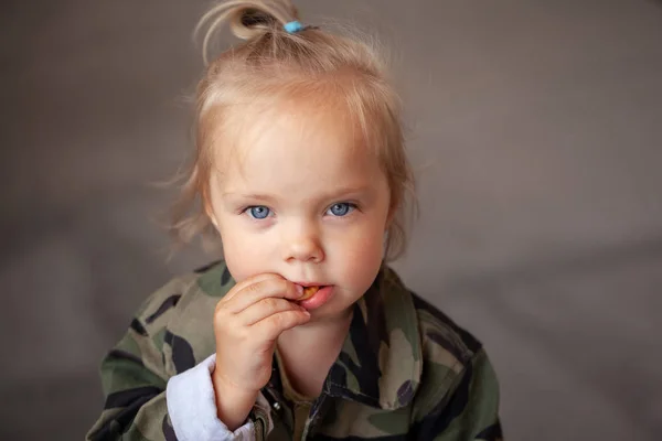 Портрет крупным планом милая маленькая девочка ест печенье — стоковое фото