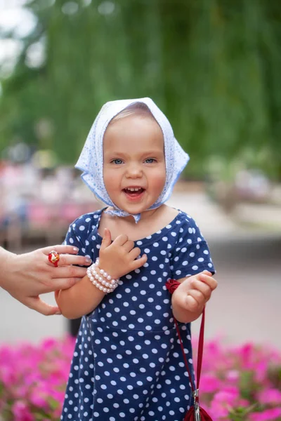 Portret uśmiechnięty dziewczynka w chusteczkę i niebieska polka-dot Dress — Zdjęcie stockowe