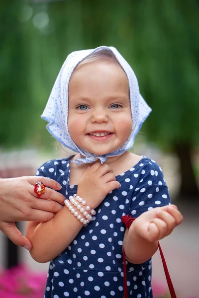 Portret uśmiechnięty dziewczynka w chusteczkę i niebieska polka-dot Dress — Zdjęcie stockowe