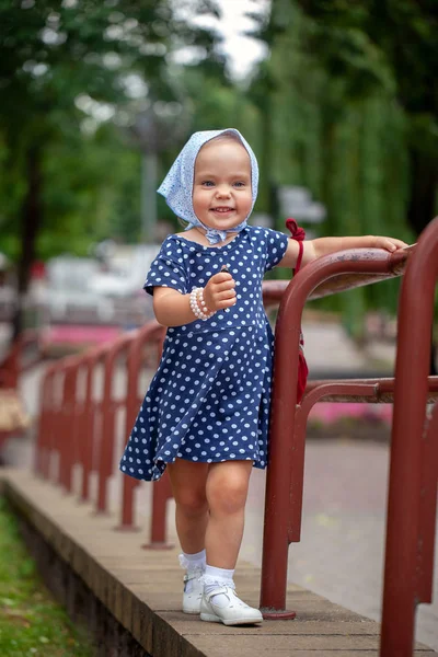 Mendil ve Polka küçük kız-yaz aylarında Park yürüyüş elbise nokta. — Stok fotoğraf