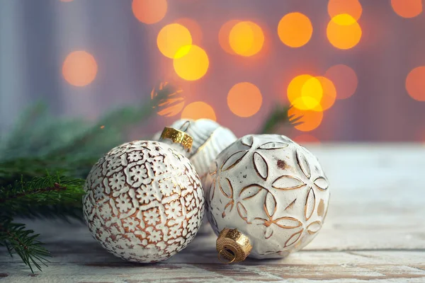 圣诞节背景与金黄圣诞球, 雪花和装饰. — 图库照片