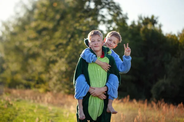 Dos chicos felices, hermanos divertidos y divertidos juntos. Hermanos jugando al aire libre en el día de verano, concepto de mejores amigos . —  Fotos de Stock