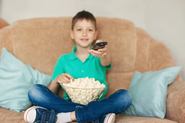 Kind Schaut Fern Entspannt Sich Und Isst Popcorn Auf Dem — Stockfoto