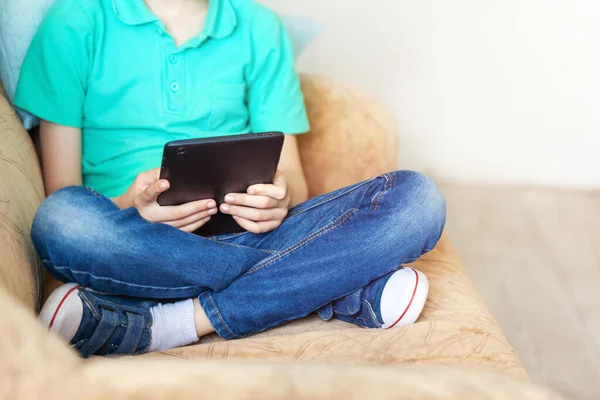 Kind Jongen Met Behulp Van Digitale Tablet Koptelefoon Bank Woonkamer — Stockfoto