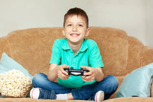 Kind Spelen Online Video Games Het Eten Van Popcorn Zitten — Stockfoto