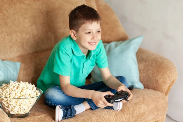 Kind Spielt Online Videospiele Und Isst Popcorn Hause Auf Dem — Stockfoto