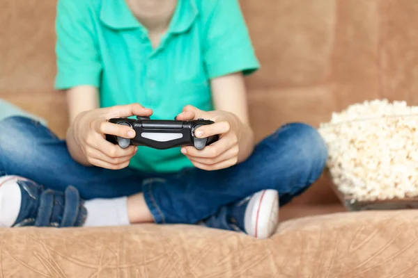 Bambino Che Gioca Videogiochi Online Mangia Popcorn Seduto Sul Divano — Foto Stock