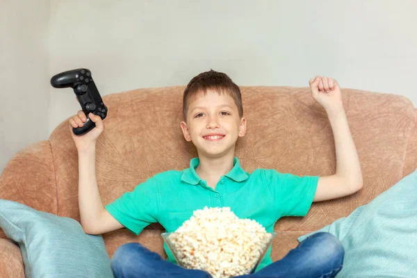 Kind Spielt Online Videospiele Und Isst Popcorn Hause Auf Dem — Stockfoto