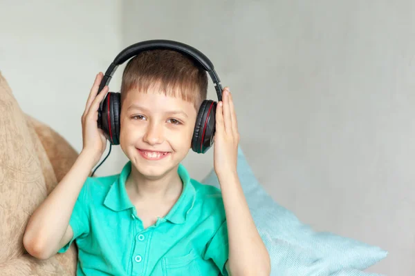 Feliz Niño Sonriente Auriculares Escuchar Música Audiolibro —  Fotos de Stock