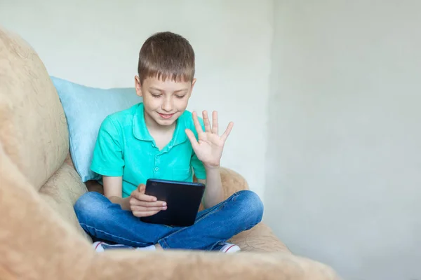 Junge Benutzt Digitales Tablet Kopfhörer Und Macht Videoanruf Auf Sofa — Stockfoto