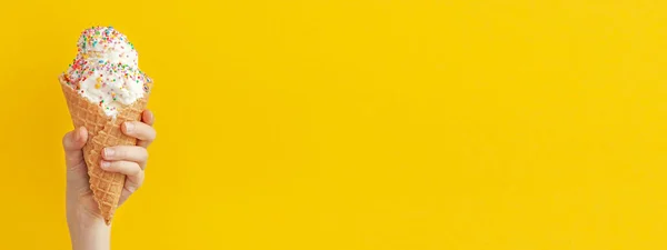 Dziecko Trzyma Waniliowego Rożka Lodowego Jasnym Żółtym Niebieskim Tle Słodki — Zdjęcie stockowe