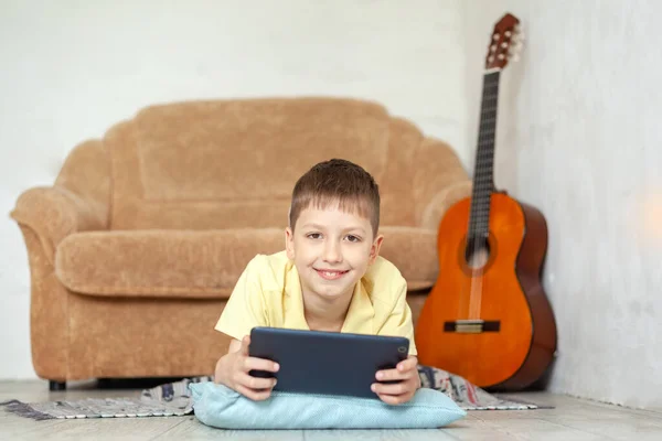 Niño Estudiando Desde Casa Jugando Con Gadget Niño Niño Usando —  Fotos de Stock