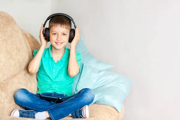 Feliz Niño Sonriente Auriculares Escuchar Música Audiolibro Sala Estar Niño —  Fotos de Stock