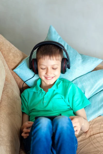 Feliz Niño Sonriente Auriculares Escuchar Música Audiolibro Sala Estar Niño —  Fotos de Stock
