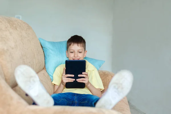 Junge Mit Digitalem Tablet Auf Sofa Wohnzimmer Kind Lernt Von — Stockfoto