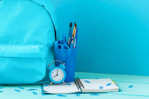 Plecak Przygotowany Materiałów Szkolnych Budzikiem Powrót Szkoły Koncepcja Niebieski Kolor — Zdjęcie stockowe