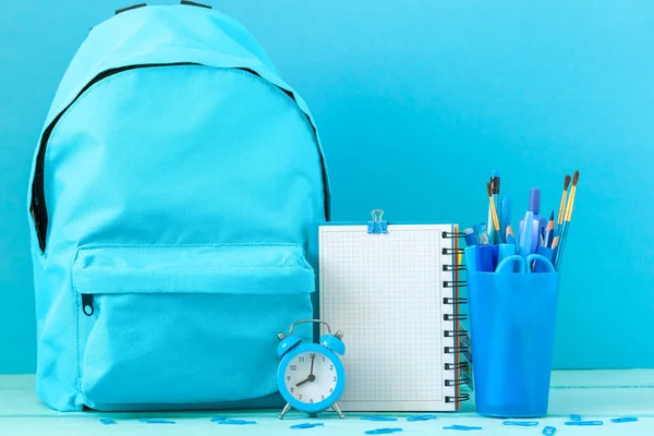 Mochila Preparada Con Artículos Papelería Vacíos Escolares Despertador Para Vuelta —  Fotos de Stock