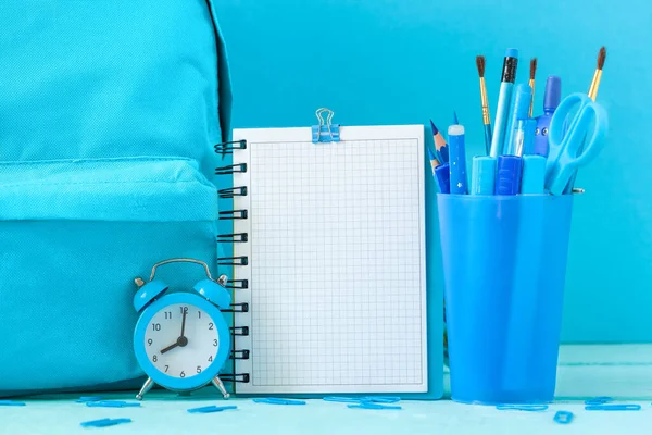 Mochila Preparada Con Artículos Papelería Vacíos Escolares Despertador Para Vuelta —  Fotos de Stock