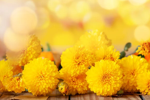 Crisantemos Amarillos Sobre Una Mesa Madera Otoño Floral Bodegón Fondo — Foto de Stock