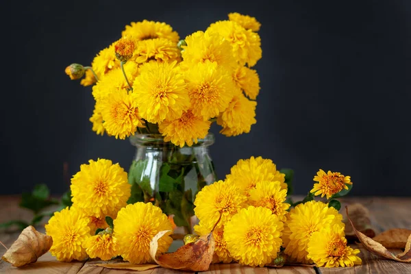 Ramo Hermosos Crisantemos Amarillos Sobre Mesa Madera Sobre Fondo Negro — Foto de Stock