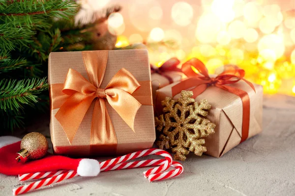 Regalos retro rústicos, cajas de regalo sobre fondo bokeh. En Navidad. Envoltura de papel ecológico hecha a mano. — Foto de Stock