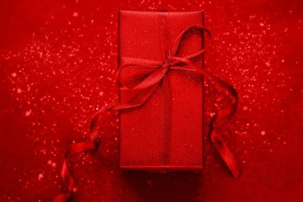 Червоний Подарунок Або Подарункова Коробка Червоним Бантом Червоному Сяючому Блискучому — стокове фото